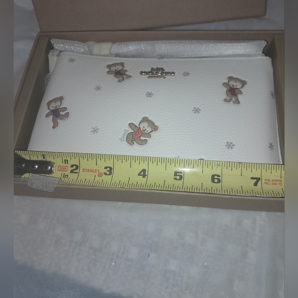 COACH Teddy Bear/Snowflake 7"1/2 Wristlet In Gift Box ✨️(FIRM) NWT TODAY… - Picture 2 of 9